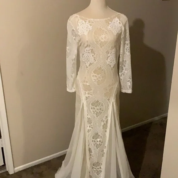 Long sleeve lace bridal gown - Picture 3 of 6